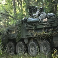 Войникът на армията на САЩ дърпа сигурността в отпечатък на плакат за бронирани превозни средства на Stryker